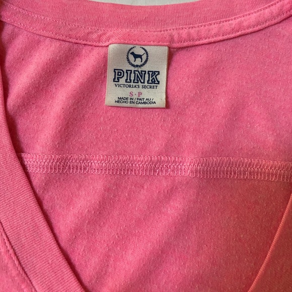 VS PINK TShirt     Beautiful pink colors - Picture 4 of 4